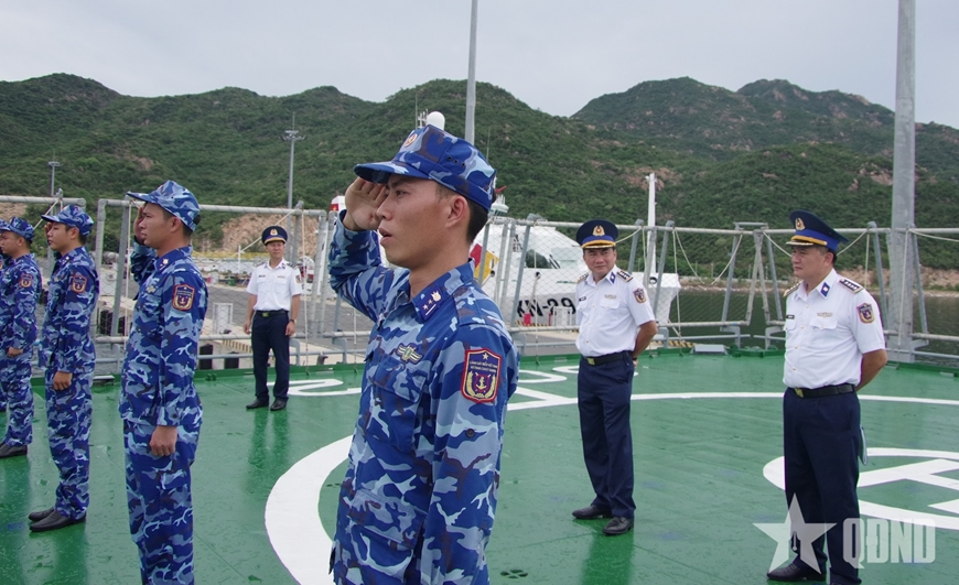 Bộ tư lệnh Cảnh sát biển kiểm tra lực lượng luyện tập và các tàu tham gia diễu binh 